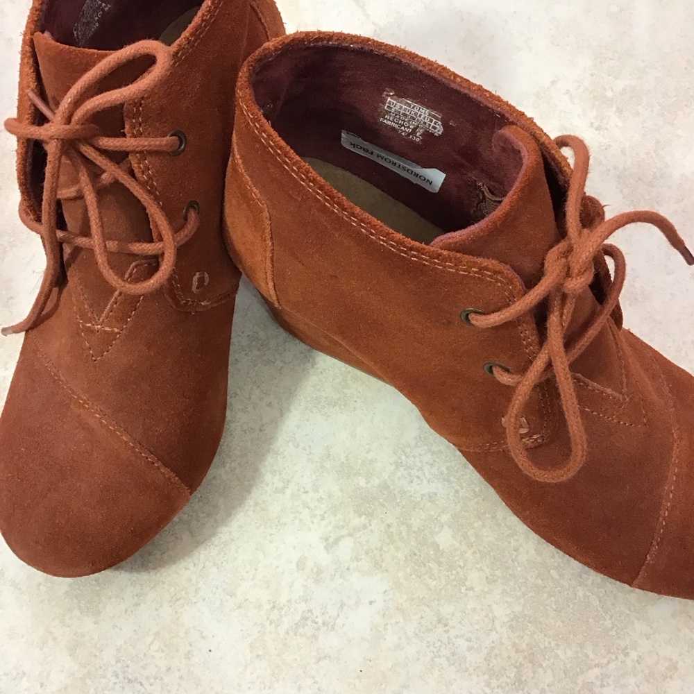 Tom’s Desert Ankle Boots size 6 orange/rust color lace up wedge suede round toe